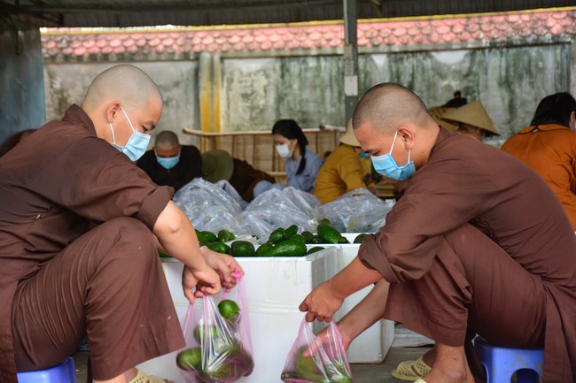 Continuing to support people in need in the Covid-19 pandemic of Hoang Phap Pagoda (series 4)